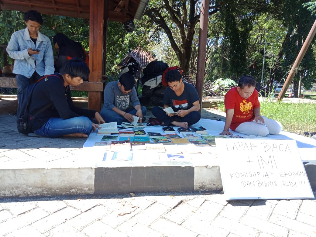 Gambar Budayakan Literasi, HMI Komisariat FEBI Buka Lapak Baca